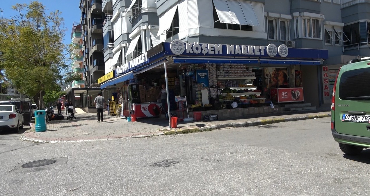 Alkol şişelerini poşete atıp sırra kadem bastı