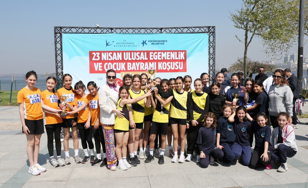 K&uuml;&ccedil;&uuml;k&ccedil;ekmeceli &ccedil;ocuklar 23 Nisan i&ccedil;in koştu
