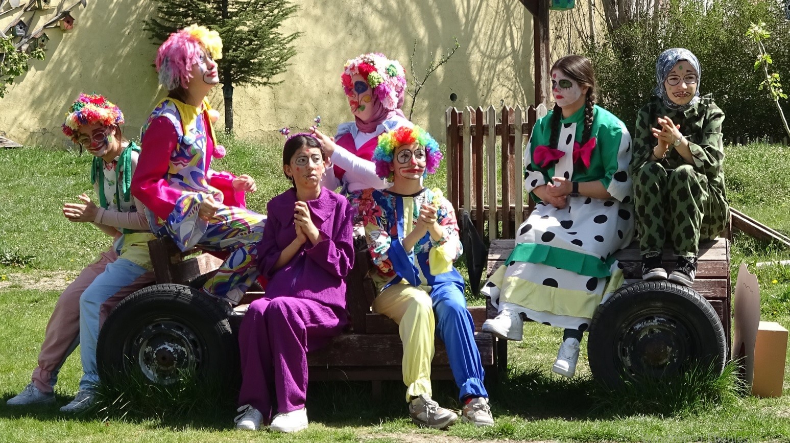 Tavşanlı’da öğrenciler kendi yaptıkları kostümlerle çocukları eğlendirdi