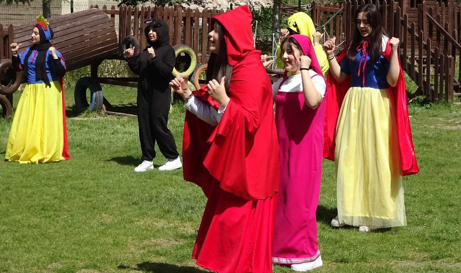 Tavşanlı&rsquo;da &ouml;ğrenciler kendi yaptıkları kost&uuml;mlerle &ccedil;ocukları eğlendirdi
