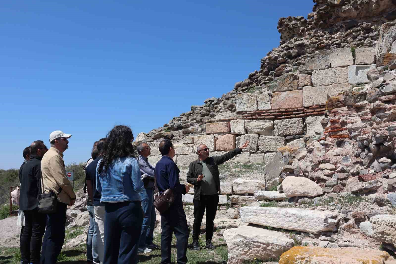 Tarih öğretmenleri Osmanlı Devleti’nden miras kalan Karacahisar Kalesi’ni gezdi