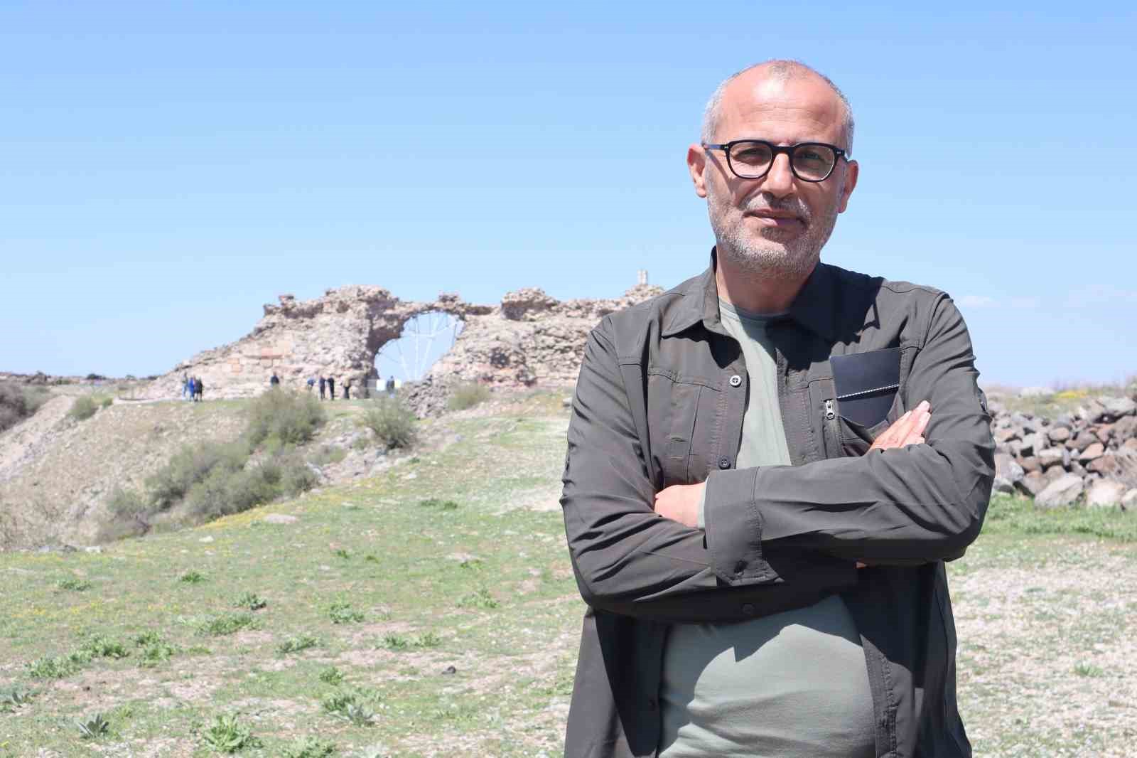 Tarih &ouml;ğretmenleri Osmanlı Devleti&rsquo;nden miras kalan Karacahisar Kalesi&rsquo;ni gezdi
