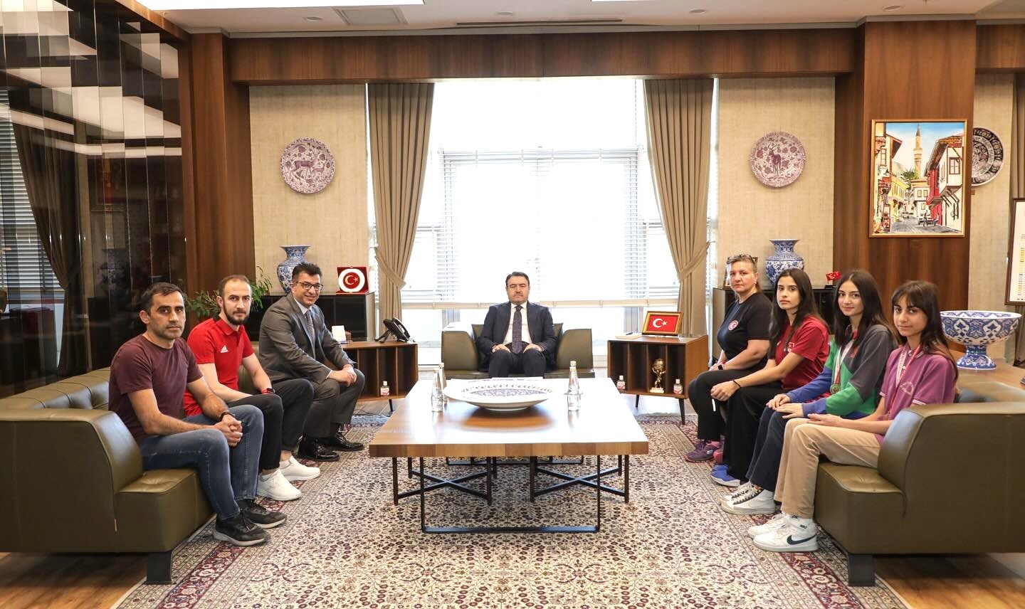 Şampiyon sporcular valilik makamında ağırlandı
