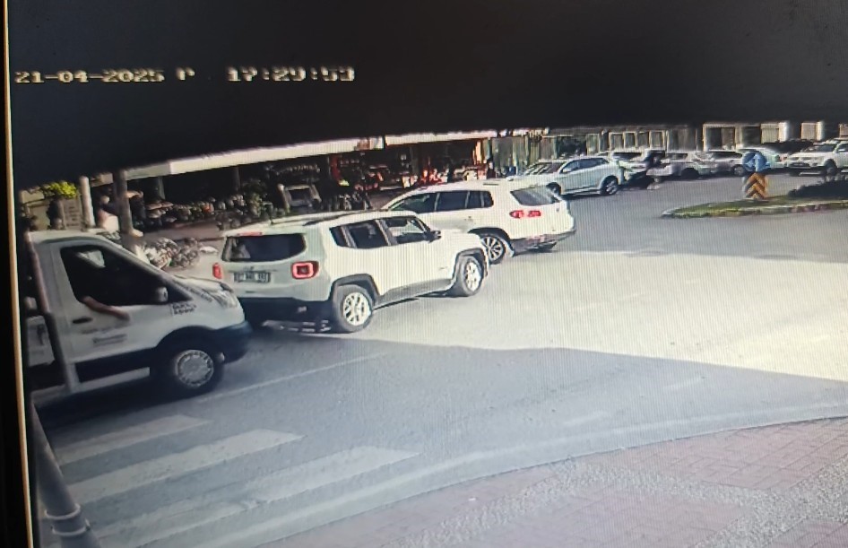 Antalya’da otomobil ile motosiklet çarpıştı, sürücü takla atarak yola savruldu