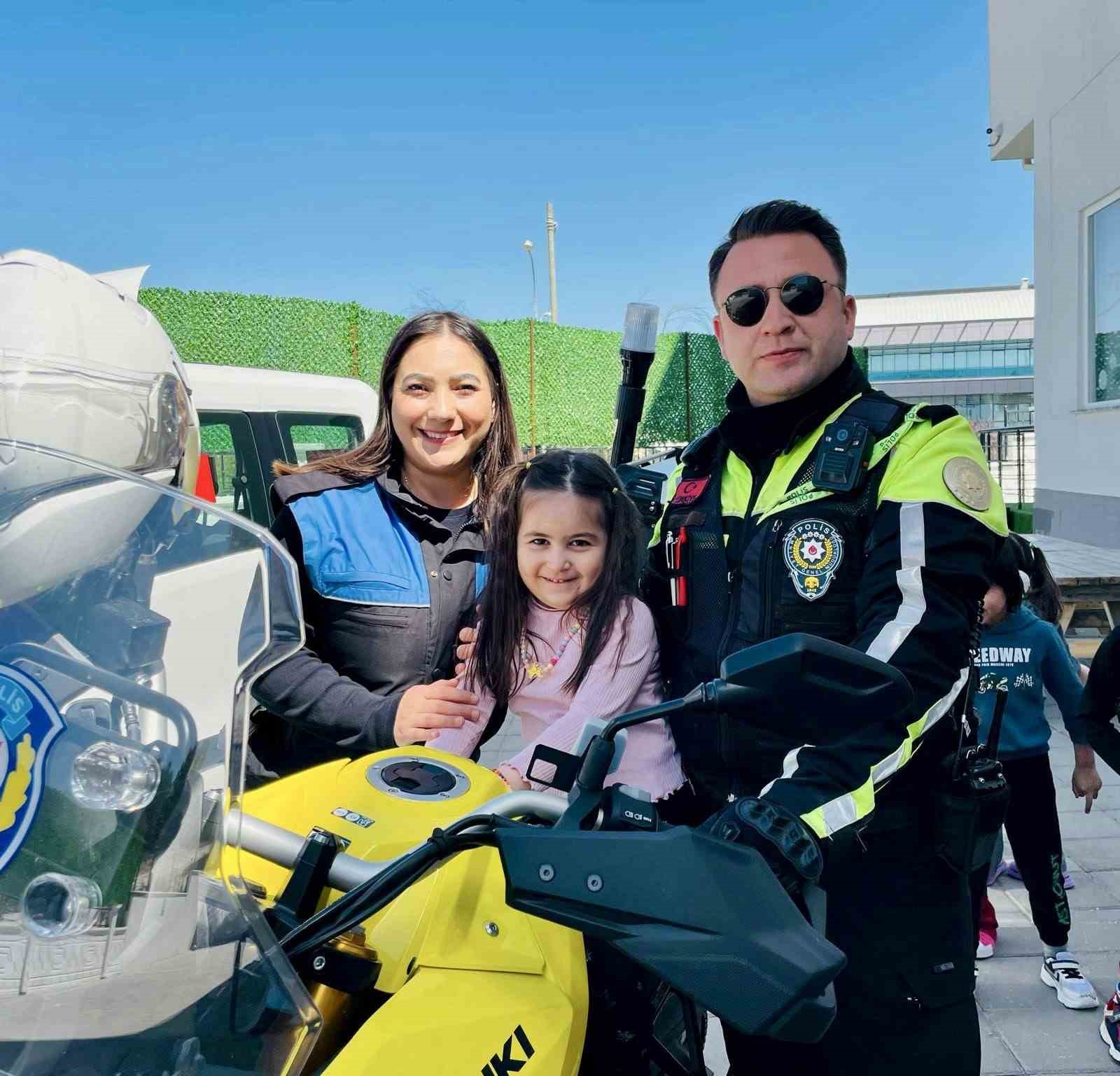 Bilecik&rsquo;te &rsquo;G&uuml;venliğin Kahramanları Minik Y&uuml;reklere İlham Oldu&rsquo; sloganıyla yola &ccedil;ıktılar
