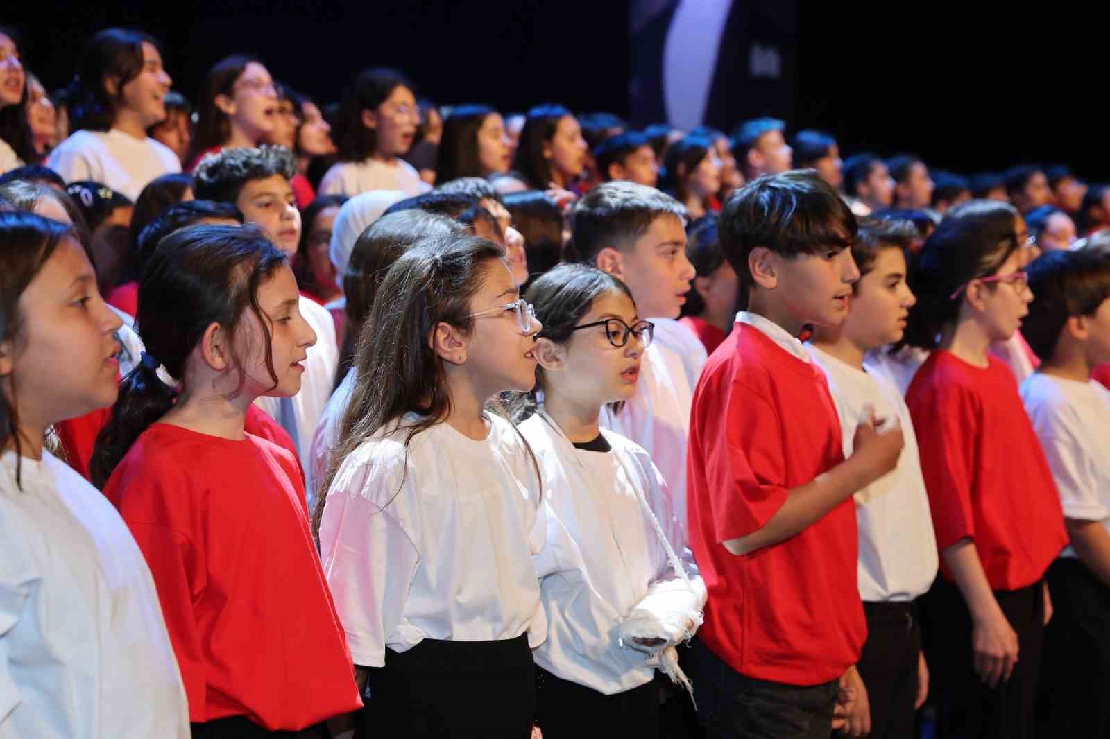 Gaziantep B&uuml;y&uuml;kşehir&rsquo;in destekleriyle bin &ccedil;ocuk 23 Nisan&rsquo;ı şarkılarla kutladı
