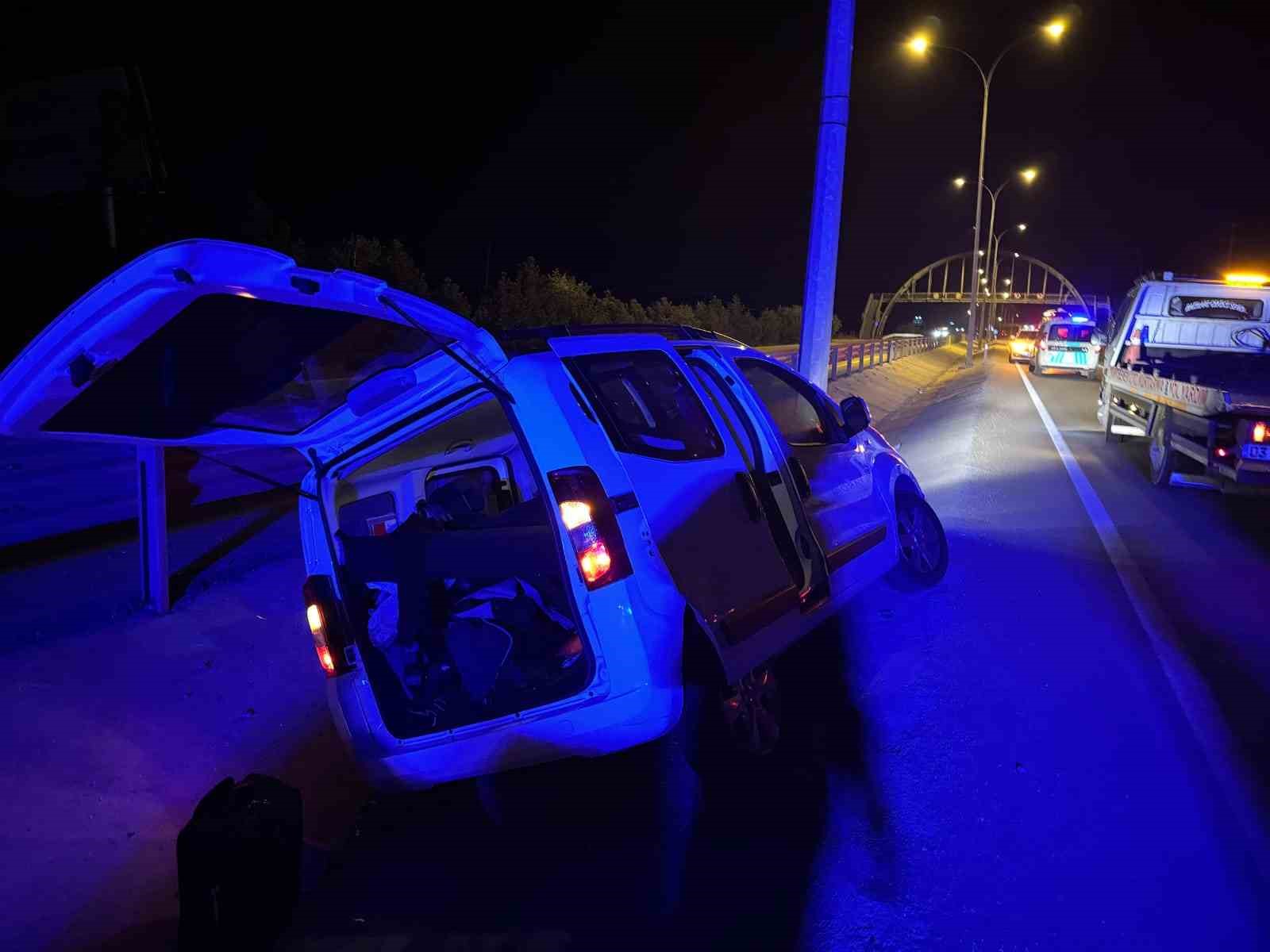 Refüje giren hafif ticari araçta 2 kişi yaralandı