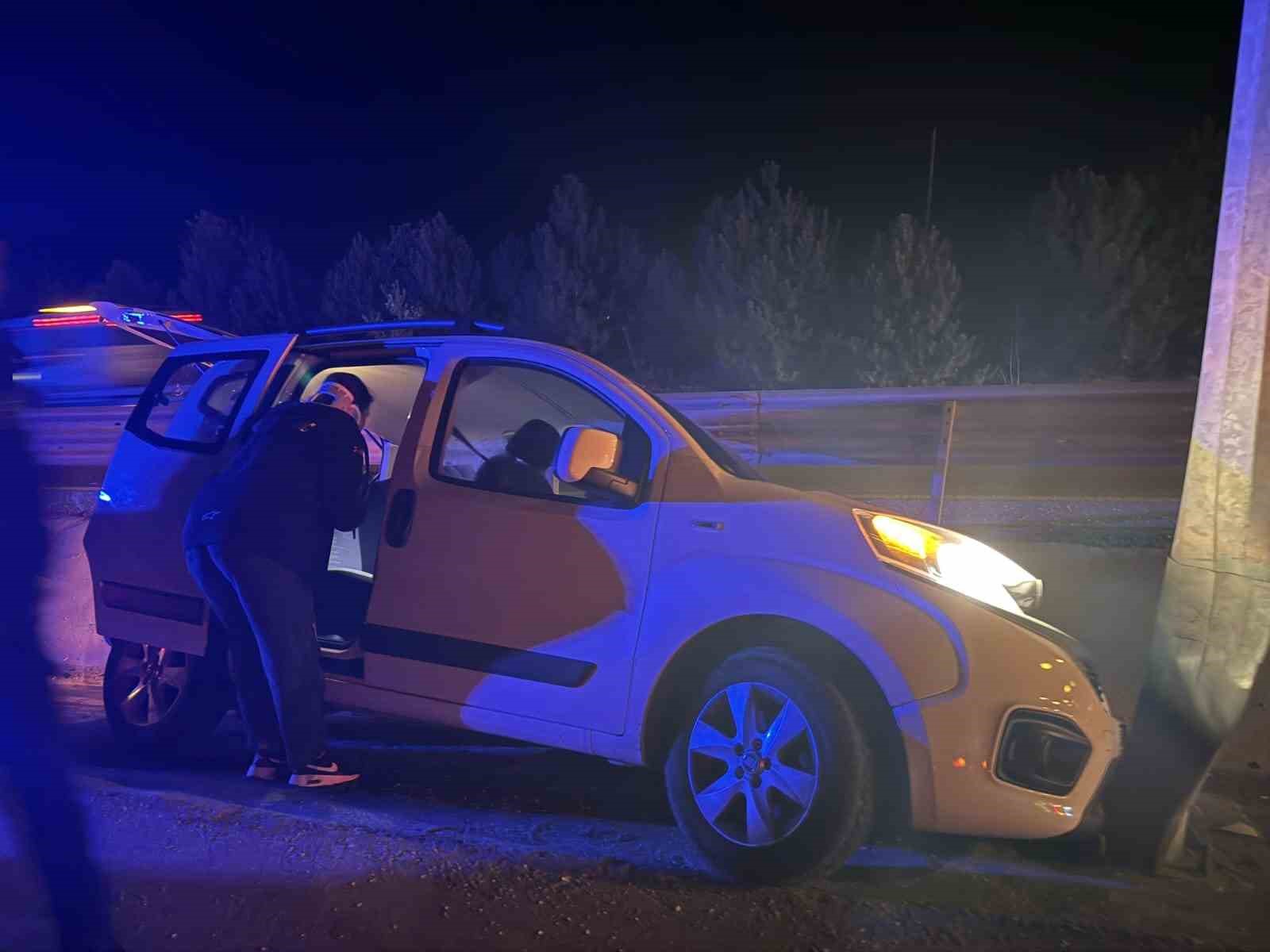 Refüje giren hafif ticari araçta 2 kişi yaralandı