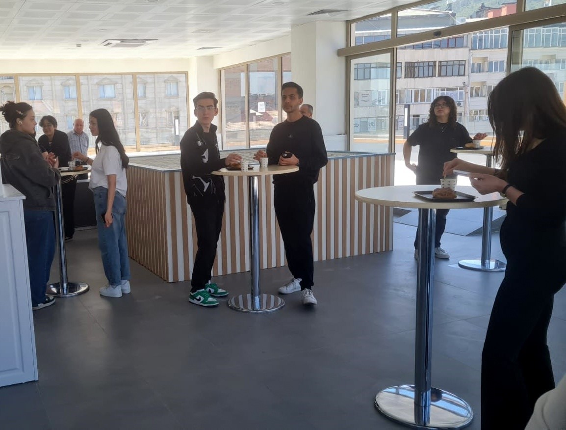 Gedik Ahmet Paşa Kütüphanesi’nde gençlere sıcak ikramlı destek