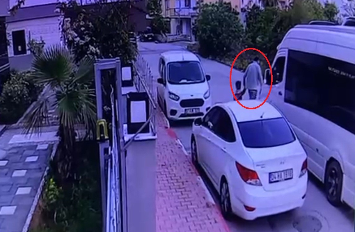 Antalya&rsquo;da kreş servisinde kaybolan 3 yaşındaki &ccedil;ocuk 8 saat sonra parkta bulundu
