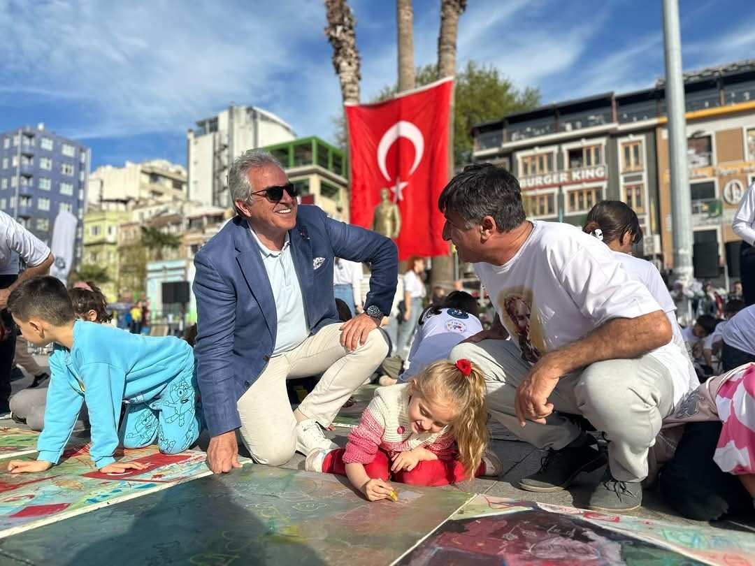 Cumhuriyet Meydanı&rsquo;nda sanatla Atat&uuml;rk sevgisi buluştu
