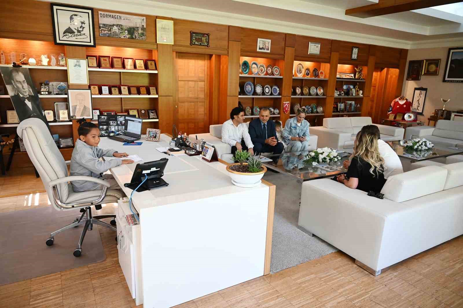 Kemer&rsquo;de belediye başkan koltuğu 1 g&uuml;nl&uuml;ğ&uuml;ne minik Ege&rsquo;nin oldu
