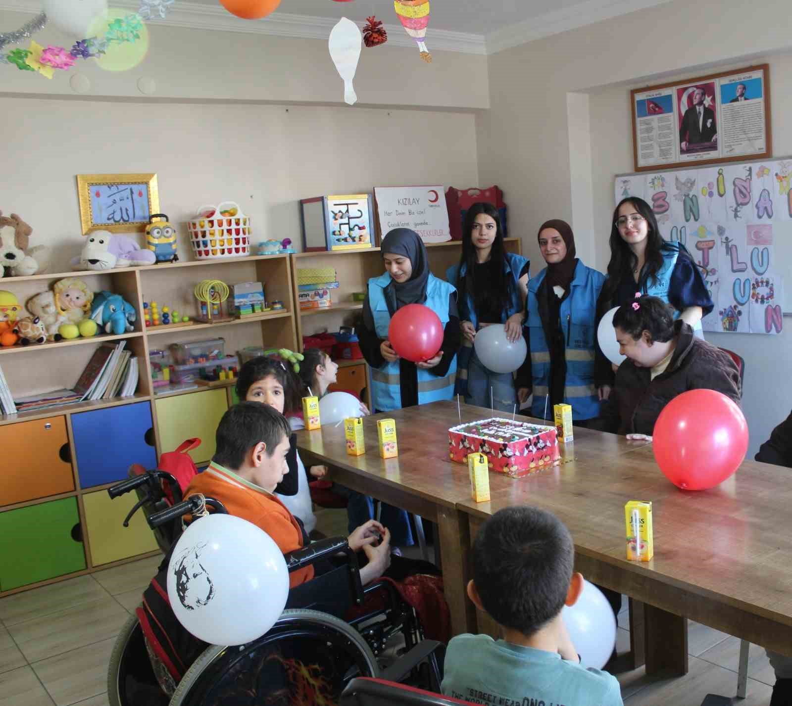 Salih Baba Yurdu g&ouml;n&uuml;ll&uuml;leri 23 Nisan&rsquo;ı &ouml;zel &ccedil;ocuklarla kutladı
