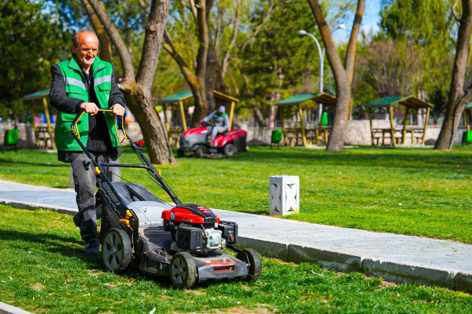 Gölbaşı Belediyesi ekiplerinden bahar temizliği ve bakım çalışması