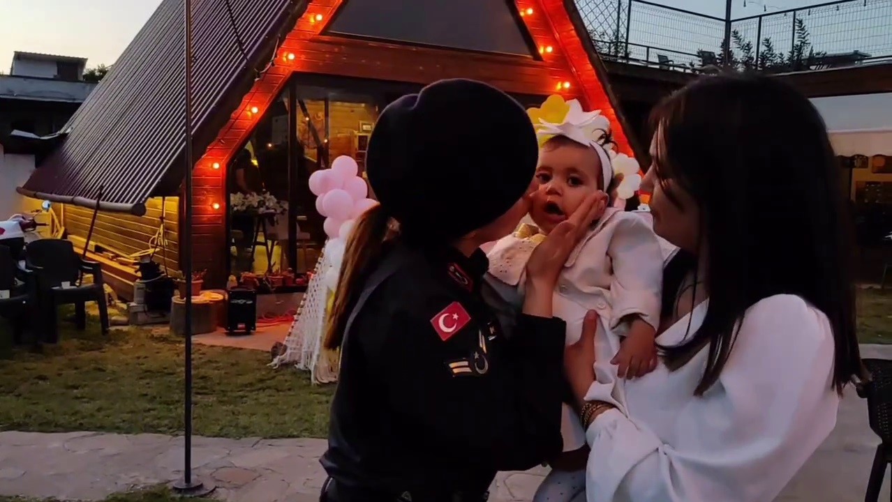 Şehit kızına ilk yaş g&uuml;n&uuml;nde jandarmadan s&uuml;rpriz
