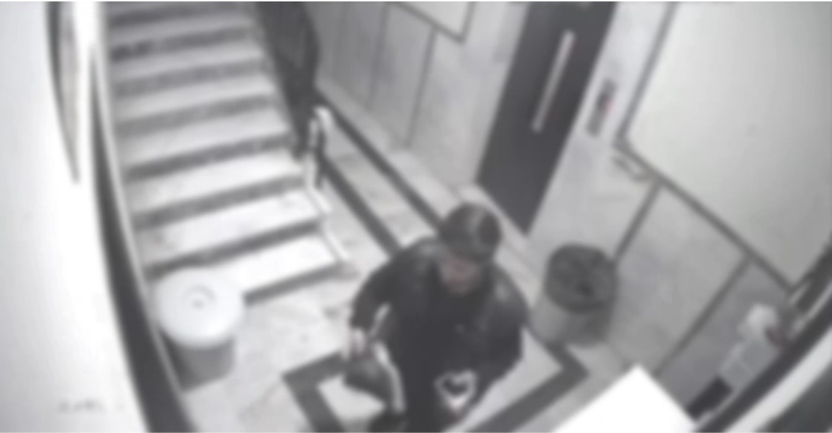 Mardin’de apartmana giren hırsız ayakkabı çaldı