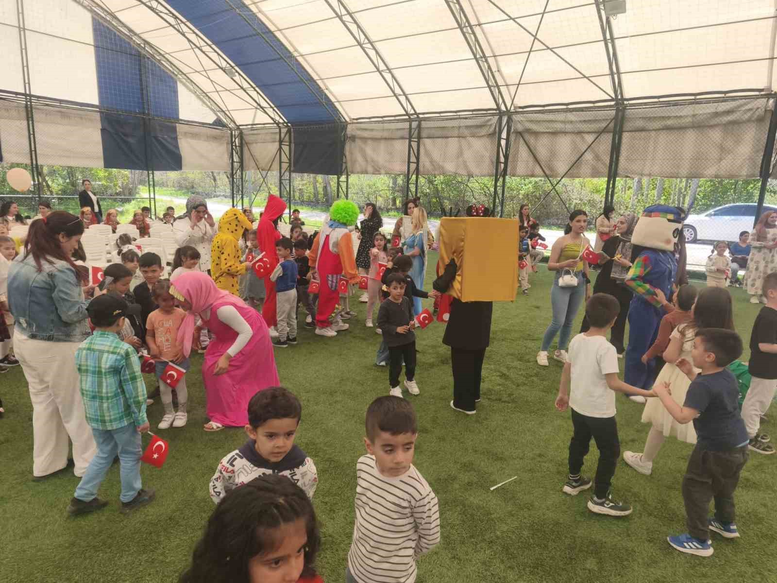 Çocuk şenliğinde ’büyük’ mesajlar verildi