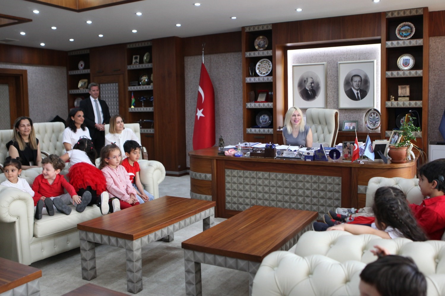 Akdeniz &Uuml;niversitesi Rekt&ouml;r&uuml;, koltuğunu &ccedil;ocuklara devretti
