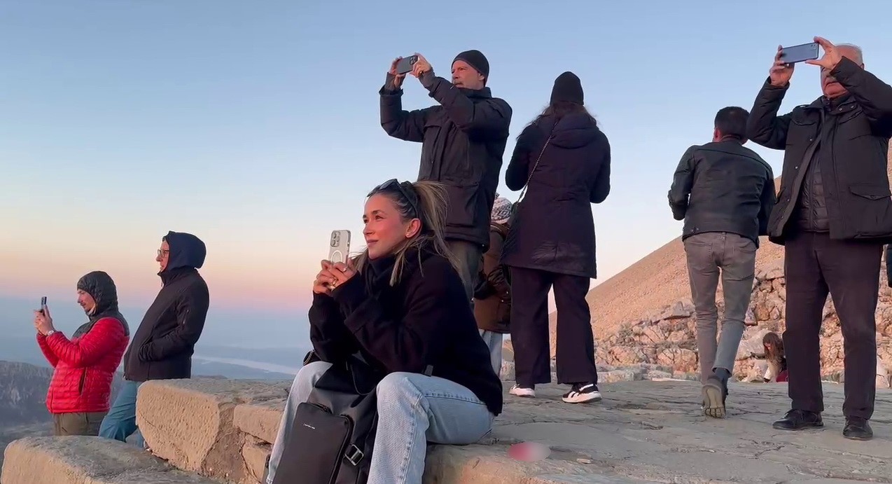 Nemrut Dağı’nda gün doğumu hayran bırakıyor
