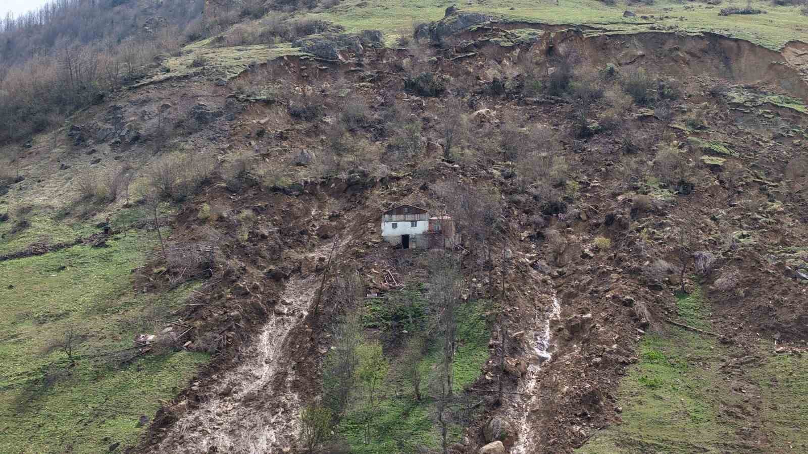 Heyelanın ortasında kalan ev facianın boyutunu ortaya çıkardı