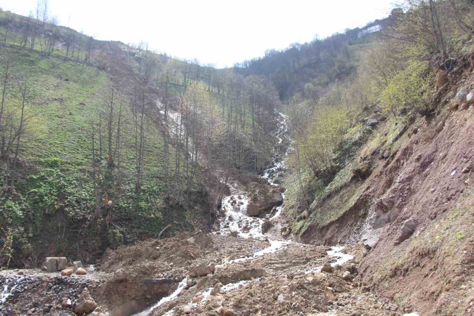 Heyelanın ortasında kalan ev facianın boyutunu ortaya çıkardı