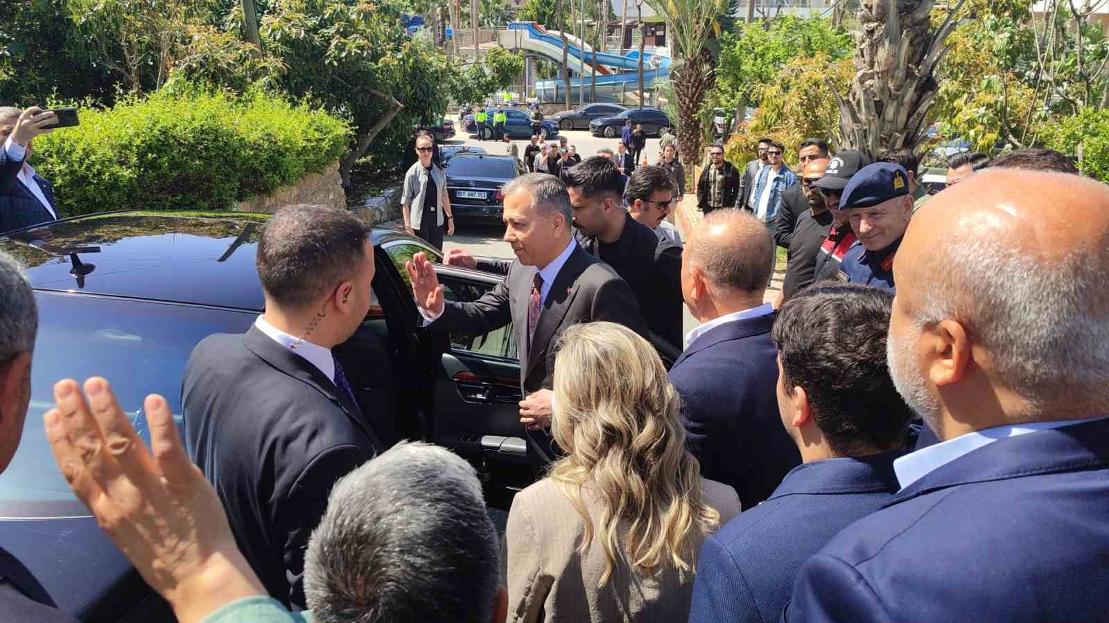 İçişleri Bakanı Ali Yerlikaya’dan Mevlüt Çavuşoğlu’na taziye ziyareti
