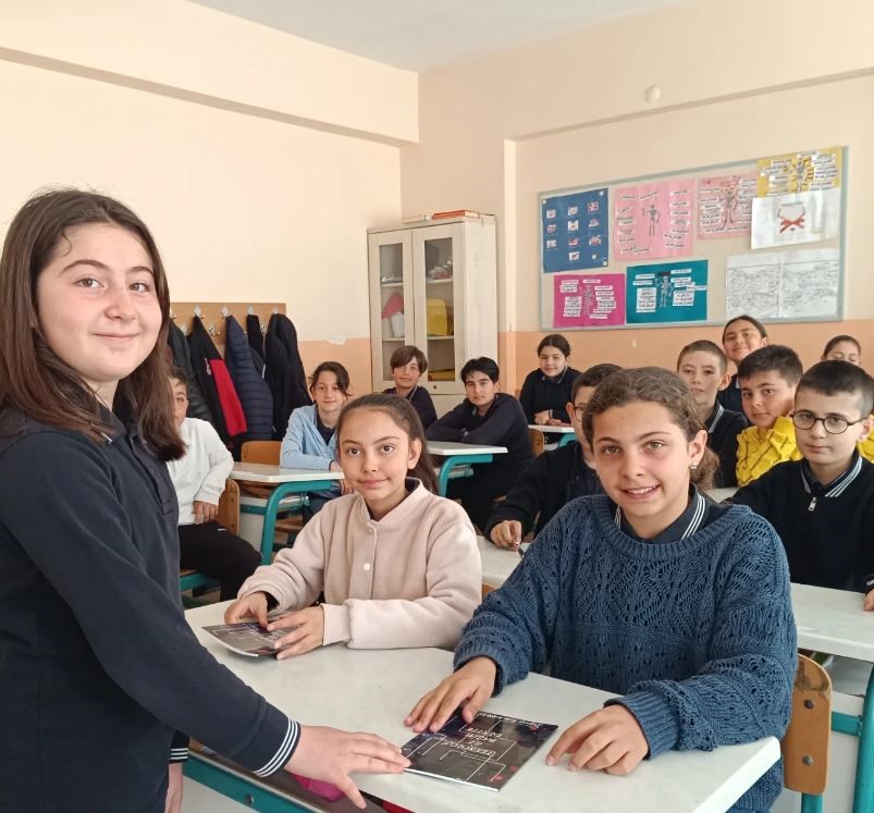 Beşinci sınıf öğrencisi, yazdığı kitapla teknoloji bağımlılığına dikkat çekti
