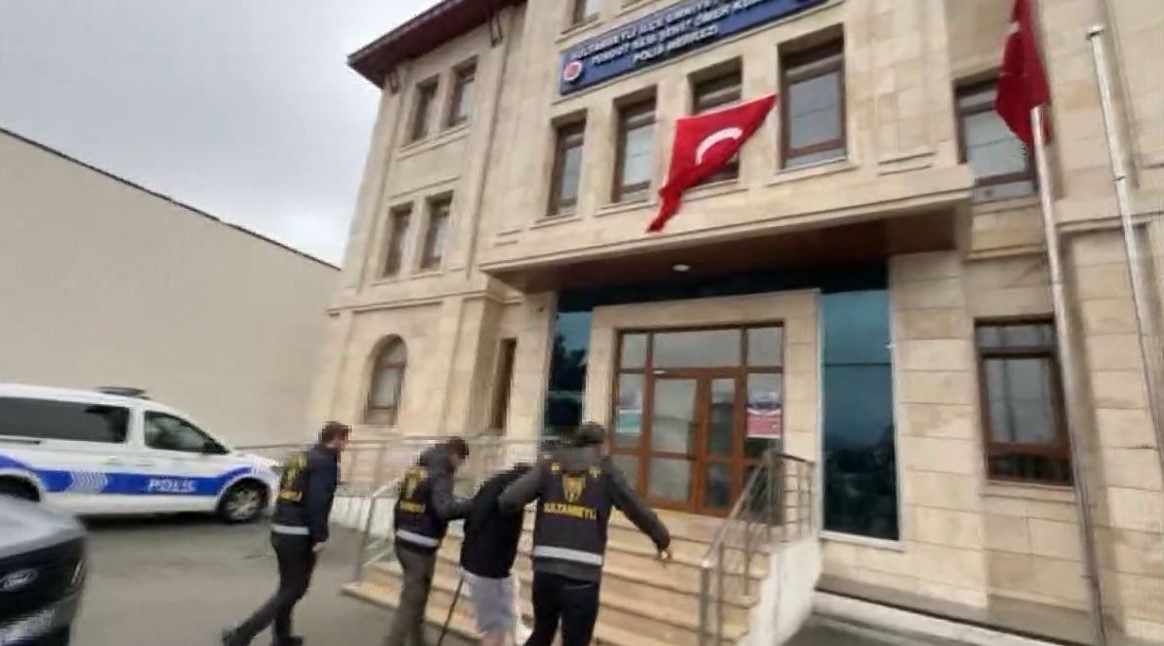 Sultanbeyli’de kuyumcudan 570 bin TL’lik külçe altın hırsızlığı kamerada