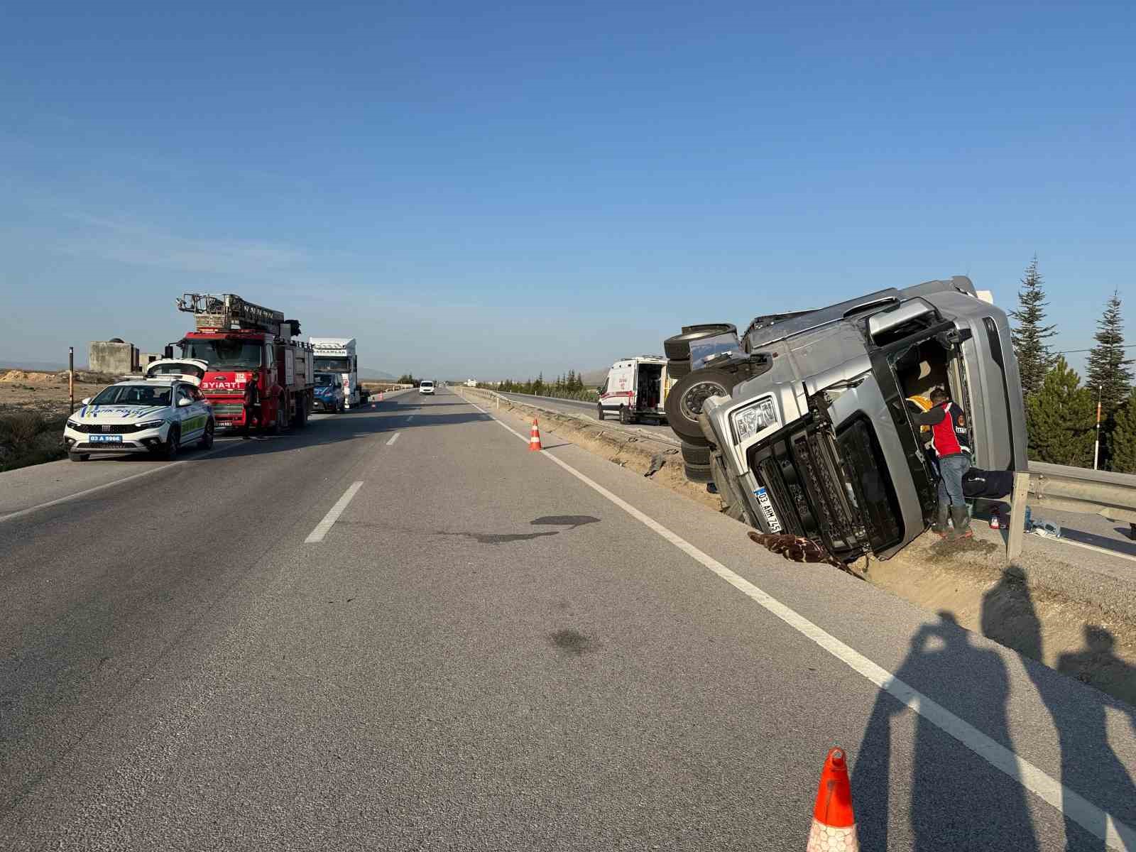 Vestel&rsquo;in beyaz eşya y&uuml;kl&uuml; tırı devrildi: 2 yaralı
