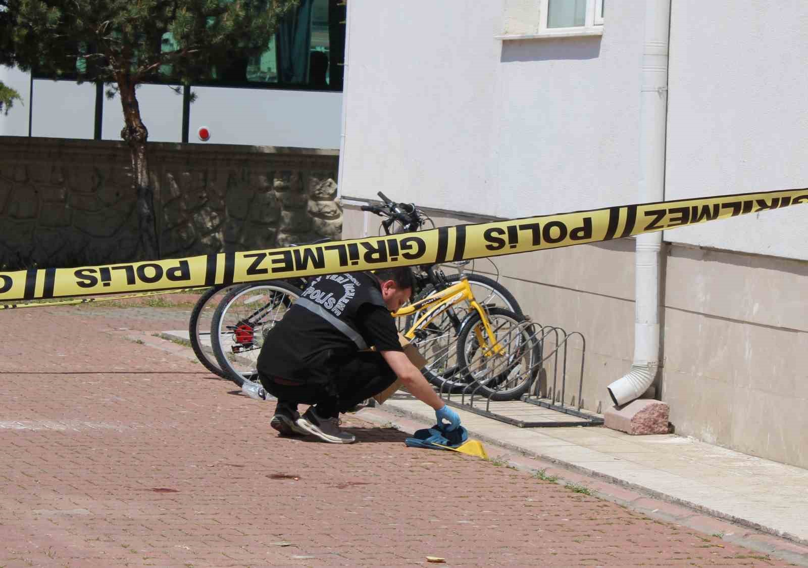 Cam silerken 4’üncü kattan düşen kadın ağır yaralandı