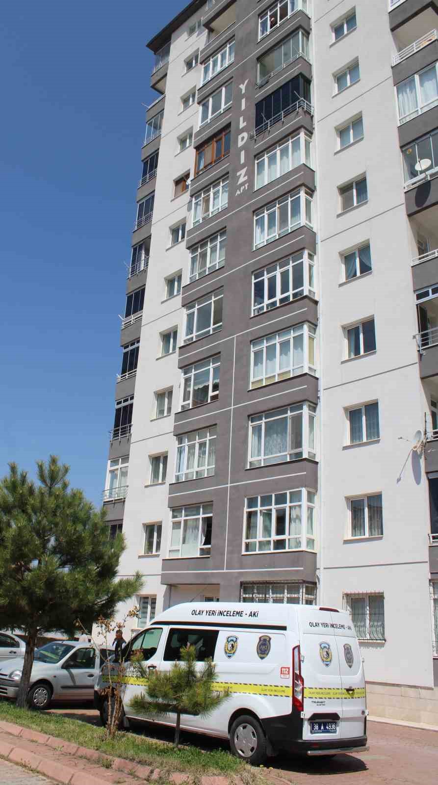 Cam silerken 4&rsquo;&uuml;nc&uuml; kattan d&uuml;şen kadın ağır yaralandı
