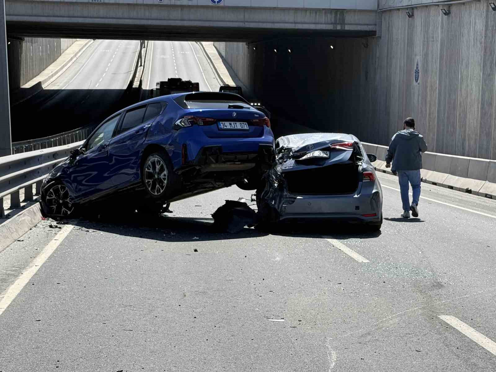 Beylikd&uuml;z&uuml;&rsquo;nde 6 ara&ccedil;lı zincirleme kaza: 3 yaralı
