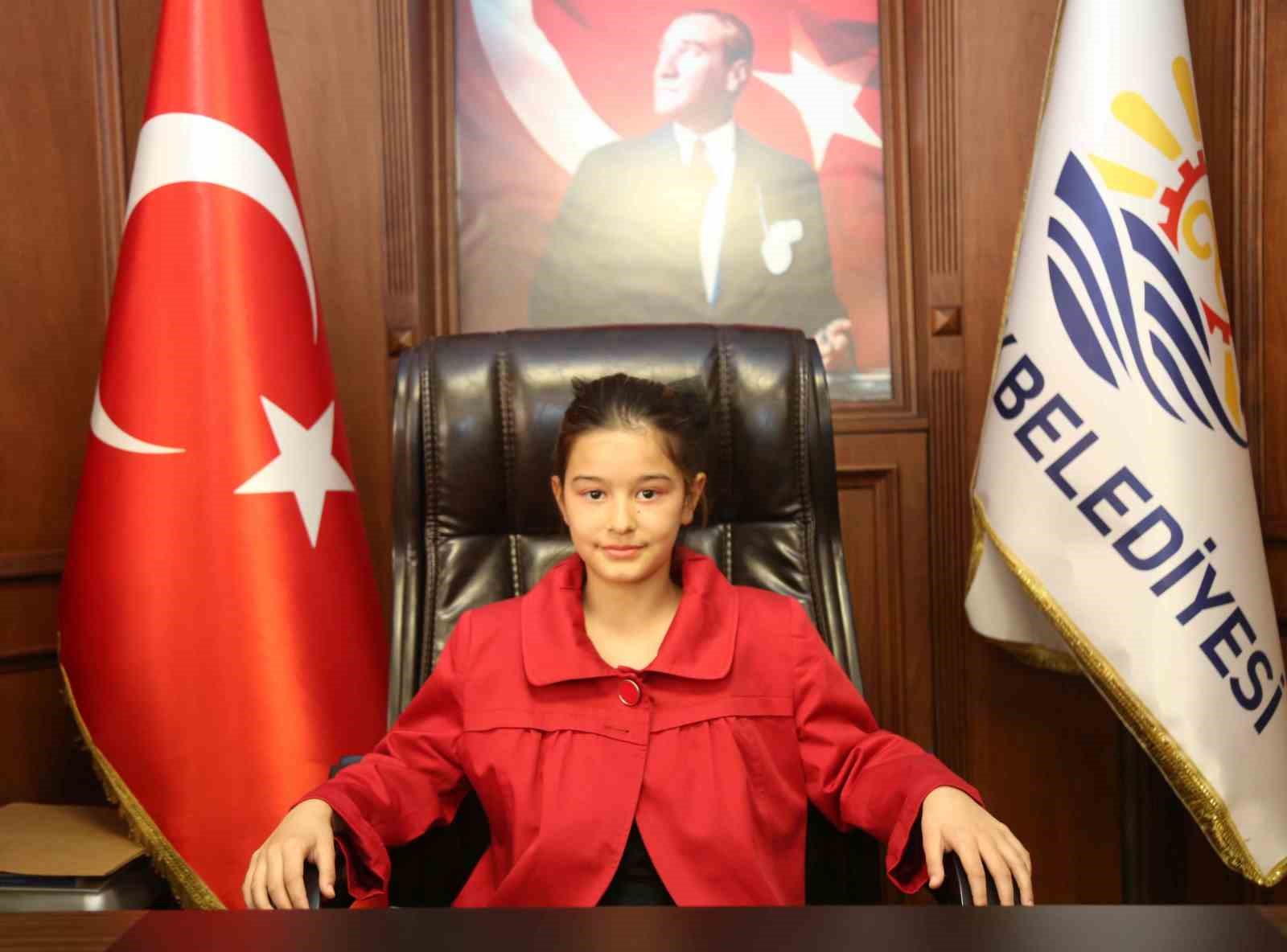 Başkan Sezer, koltuğunu Aslı’ya devretti

