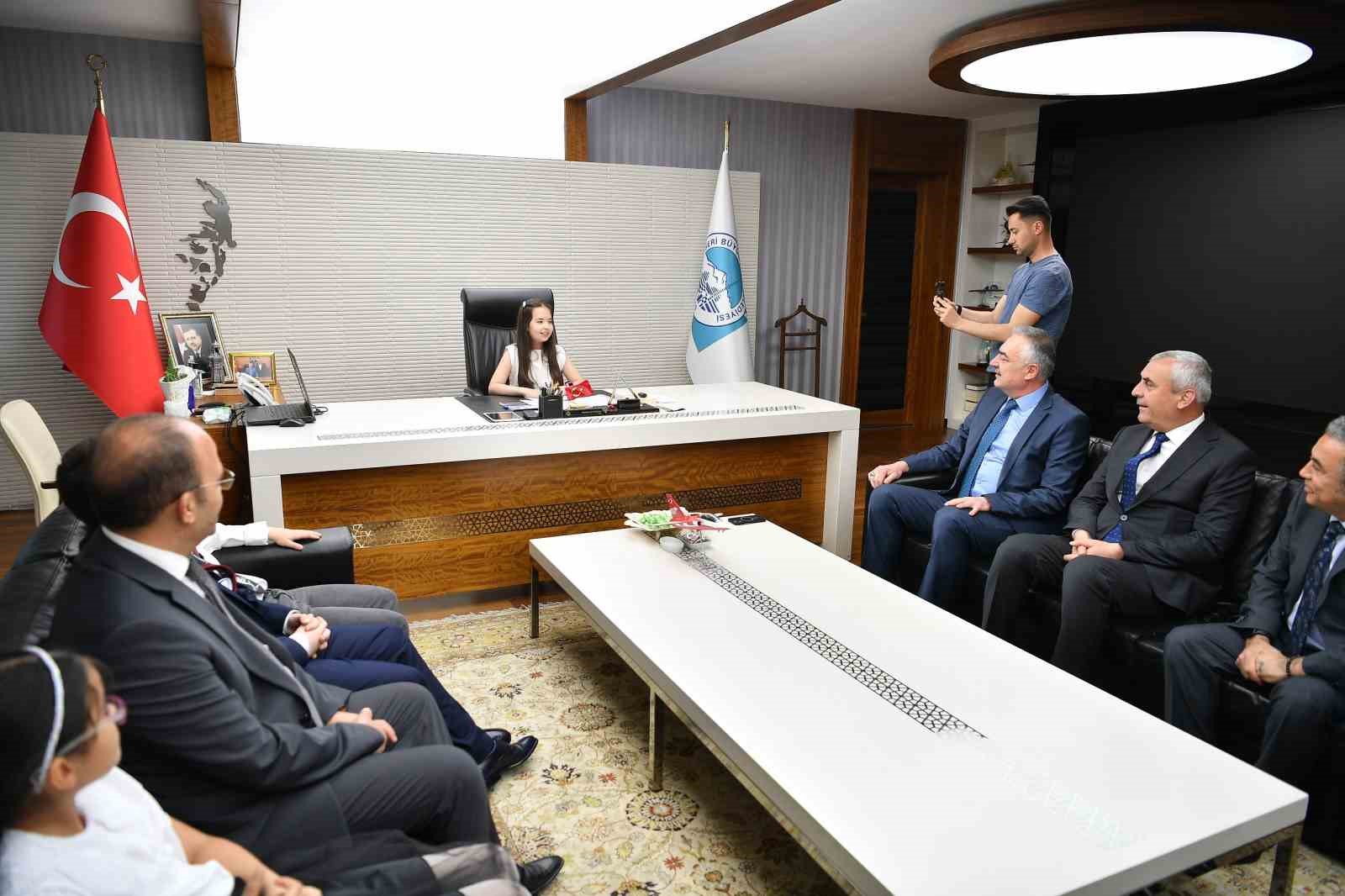 Okyanus, B&uuml;y&uuml;kşehir Belediyesi başkanlık koltuğuna oturdu
