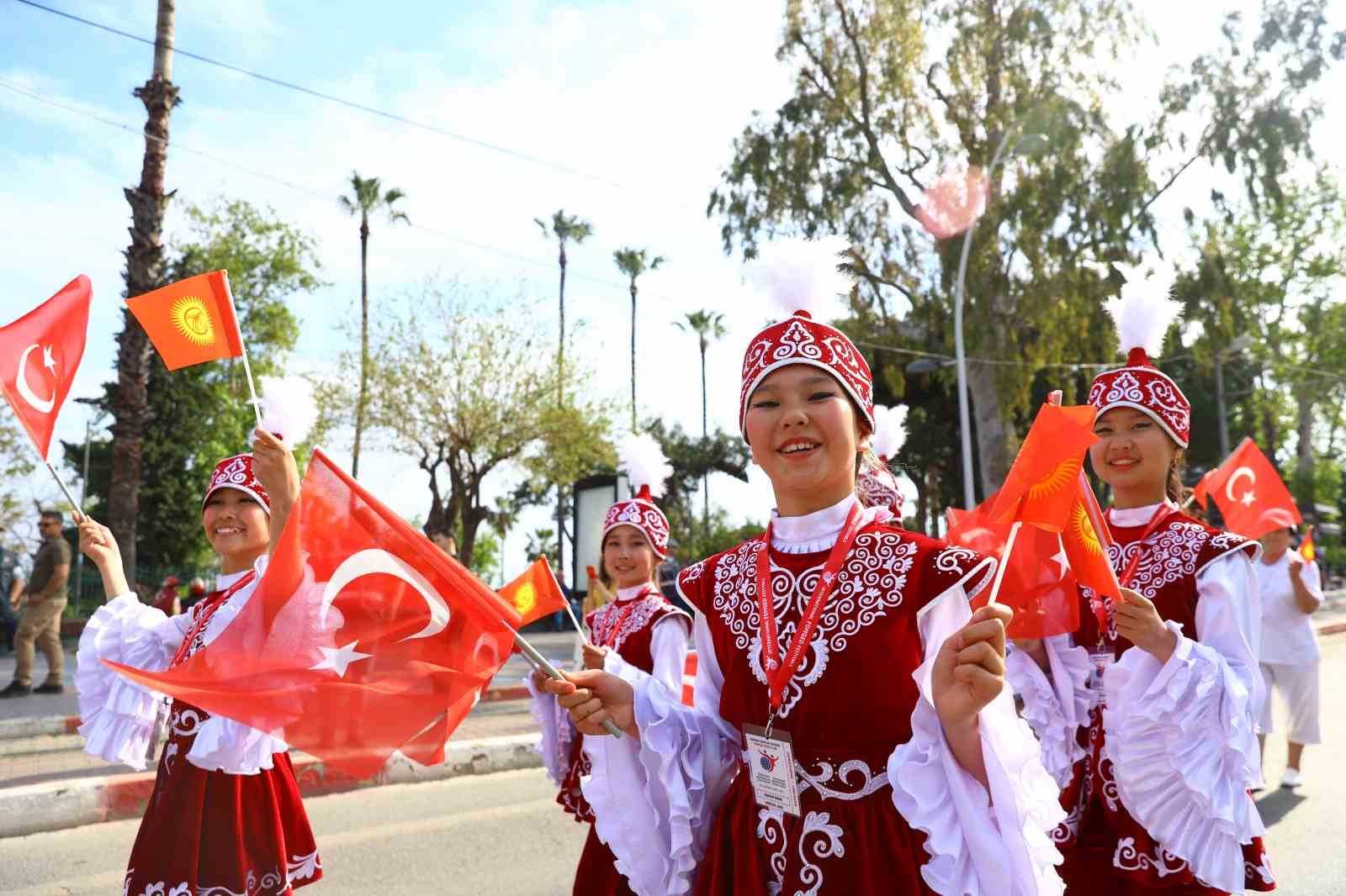Antalya sokakları d&uuml;nya &ccedil;ocuklarıyla renklendi
