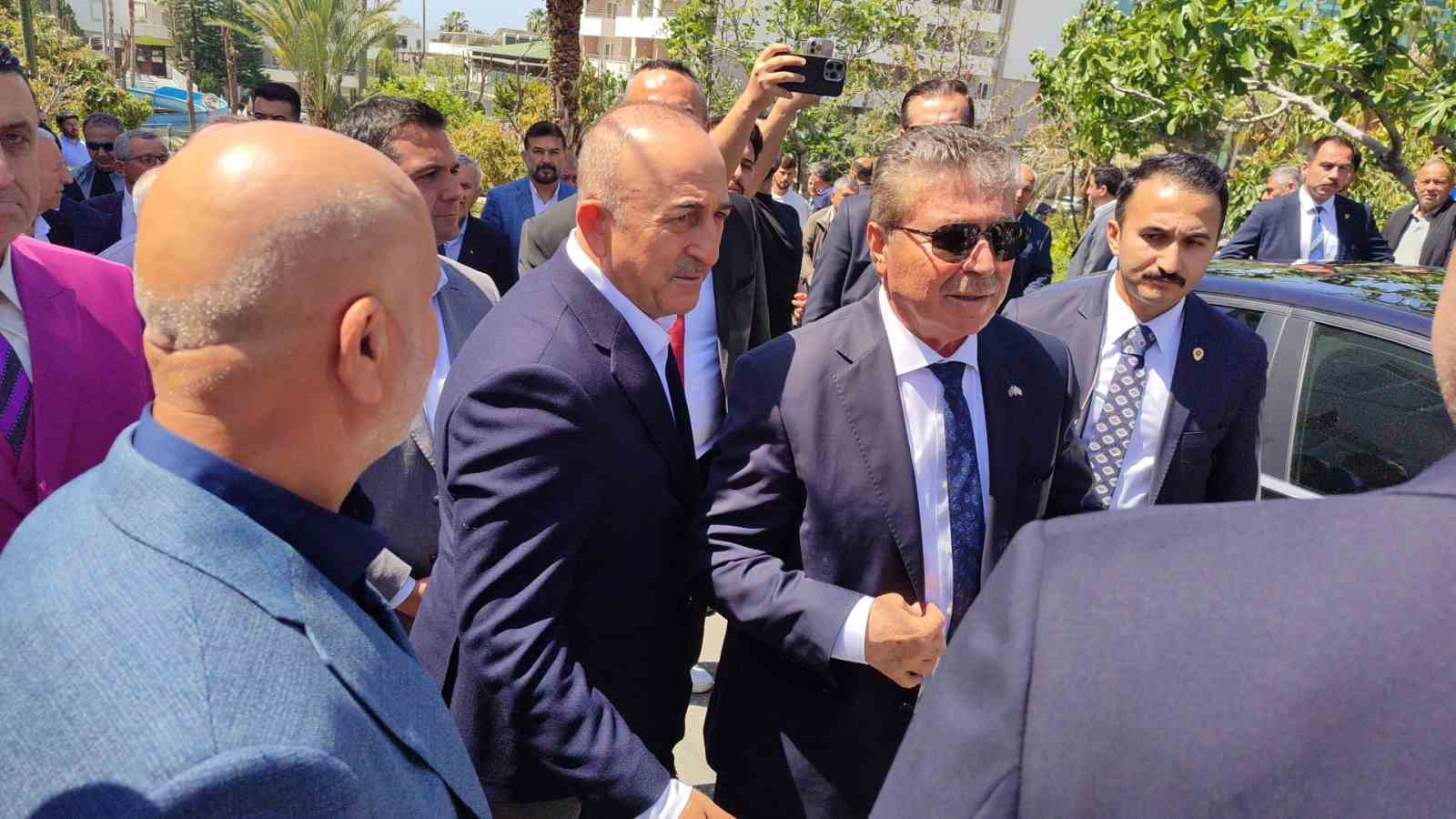 KKTC Başbakanı Ünal Üstel’den Mevlüt Çavuşoğluna taziye ziyareti