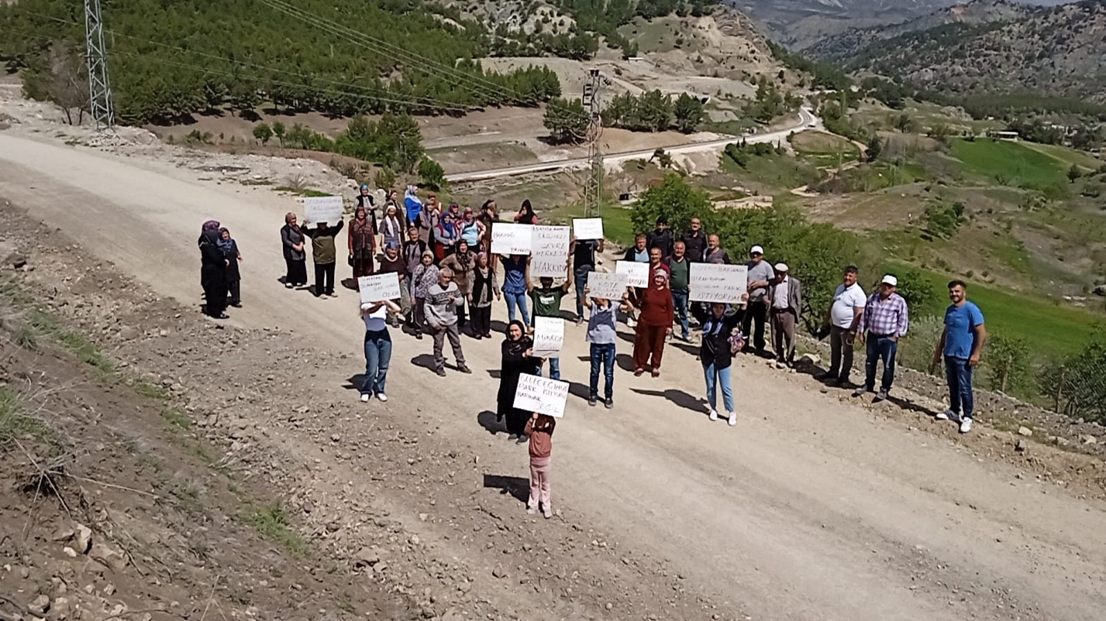 G&ouml;lbaşı&rsquo;nda k&ouml;yl&uuml;lerden hayvan barınağı tepkisi: "G&ouml;lbaşı Belediye Başkanı &ccedil;ok istiyorsa kendi k&ouml;y&uuml;ne barınak yapsın"
