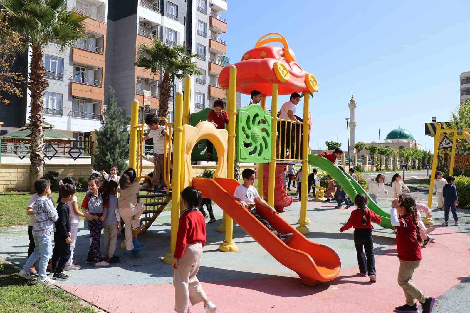 Haliliye&rsquo;de minikler hem s&uuml;r&uuml;c&uuml; oldu hem kuralları &ouml;ğrendi
