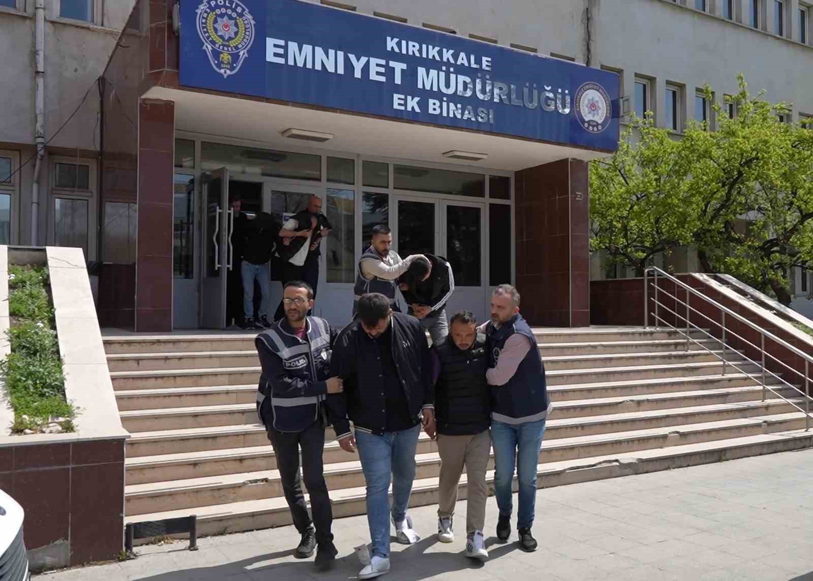 Eşinin telefonuna mesaj atan akrabasını sokak ortasında vurdu: 5 gözaltı