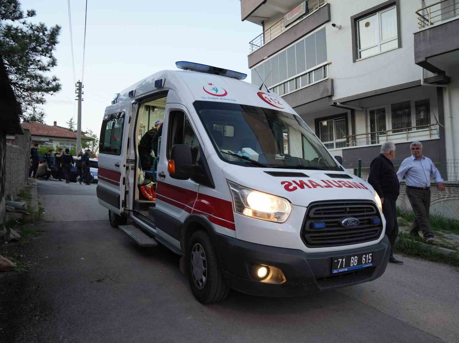 Eşinin telefonuna mesaj atan akrabasını sokak ortasında vurdu: 5 gözaltı