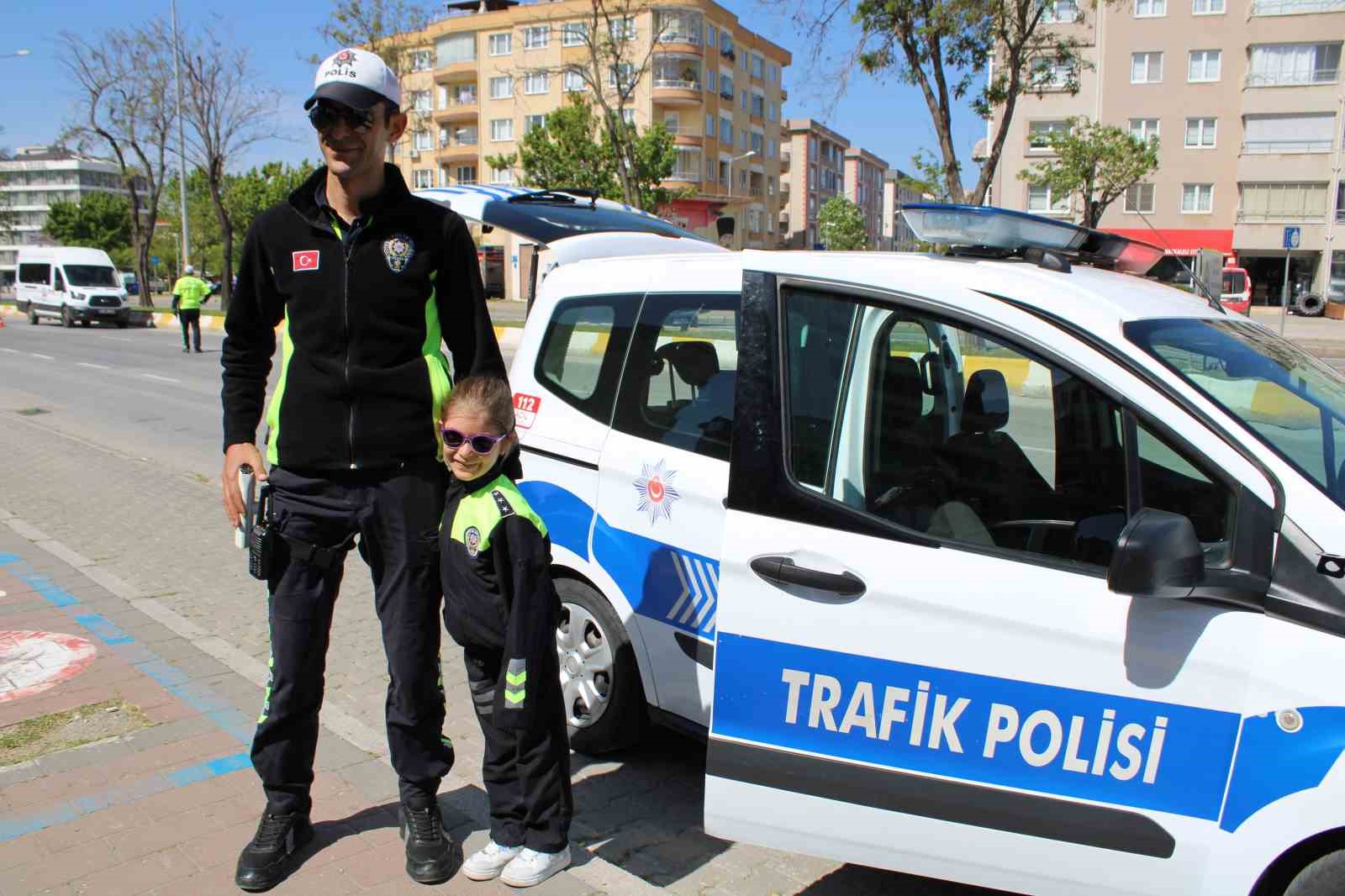 K&uuml;&ccedil;&uuml;k Asya Umay trafik polisi babasıyla beraber denetim yaptı
