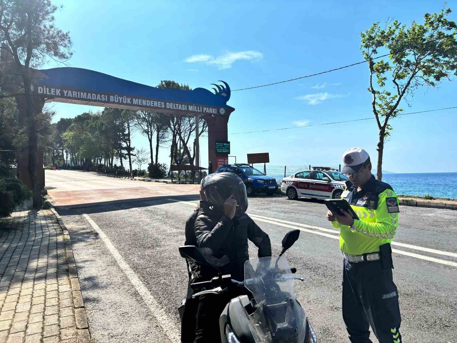 Kuşadası’nda motosiklet sürücüleri bilgilendirildi