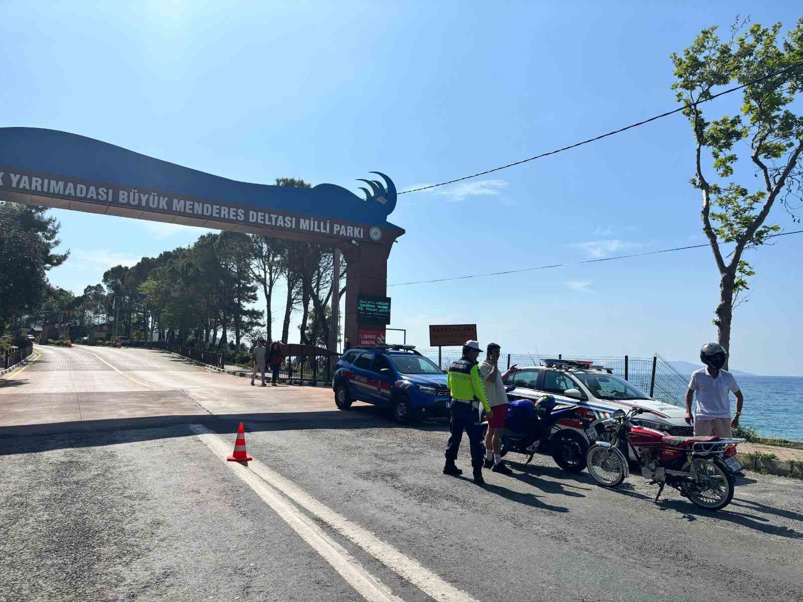Kuşadası&rsquo;nda motosiklet s&uuml;r&uuml;c&uuml;leri bilgilendirildi
