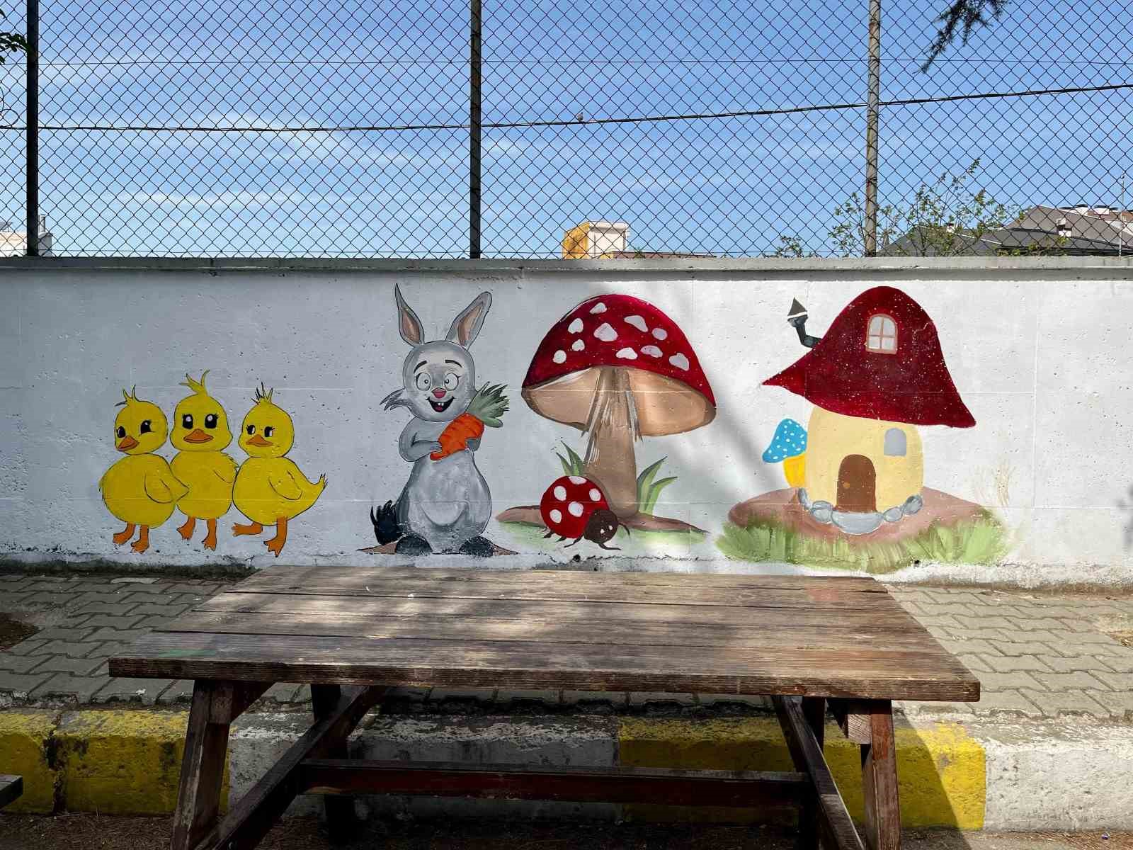 Duvarları öğrenciler boyadı