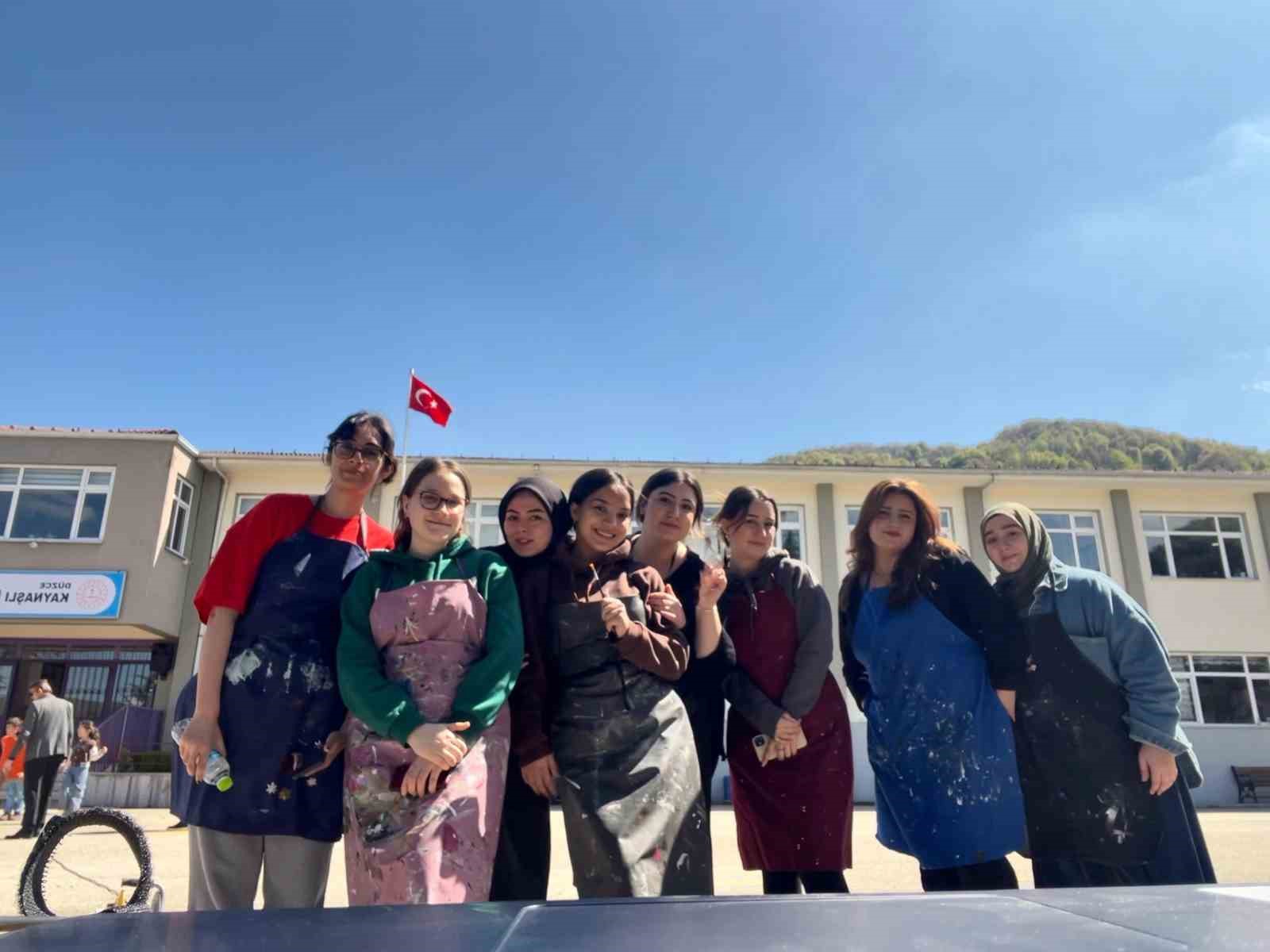 Duvarları &ouml;ğrenciler boyadı
