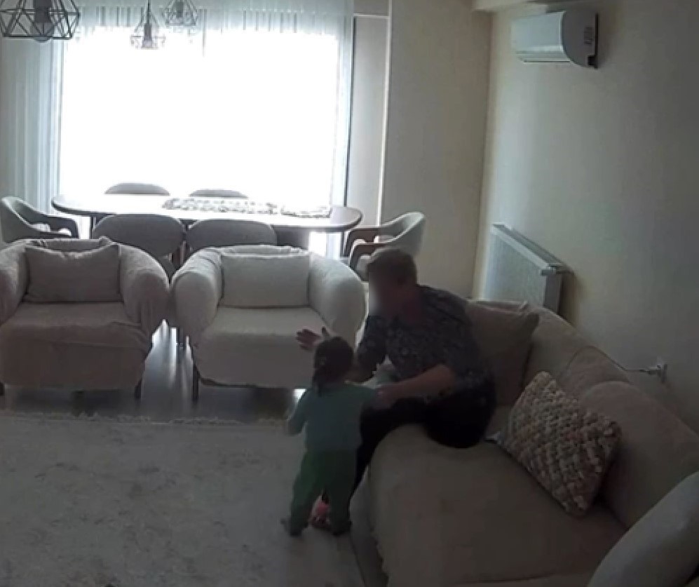 Bebeğe şiddet uygulayan bakıcı kadın tutuklandı