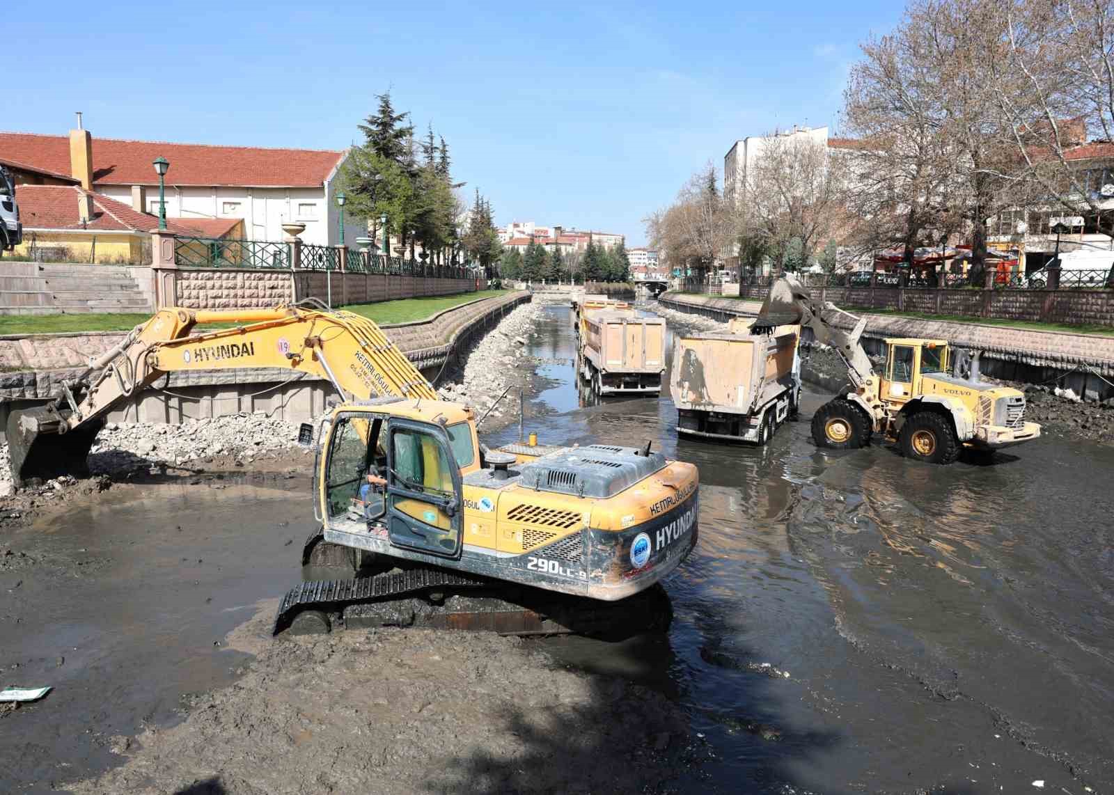 Porsuk&rsquo;ta temizlik &ccedil;alışmaları s&uuml;r&uuml;yor
