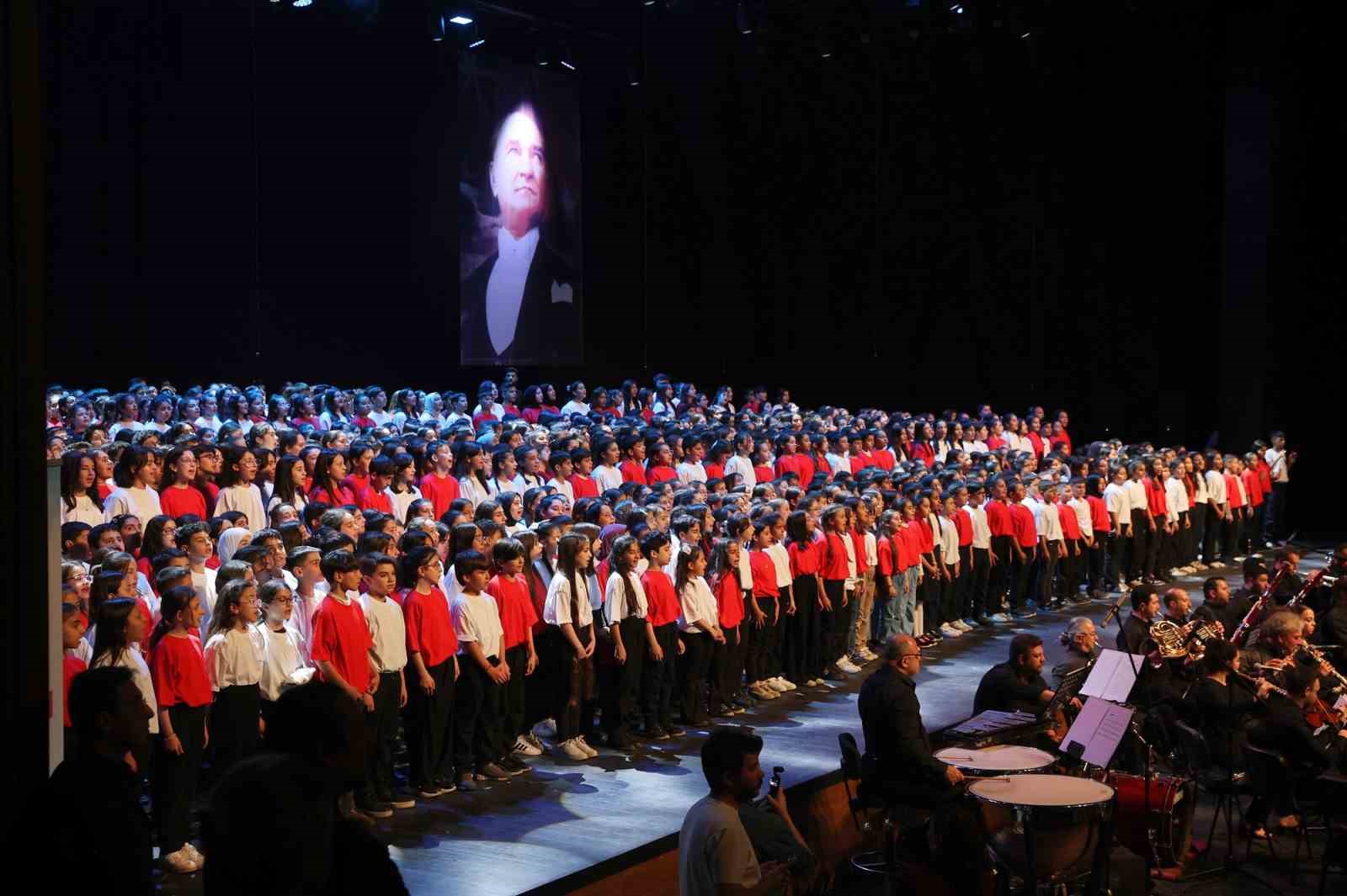 Gaziantep’te bin çocuktan oluşan koro, 23 Nisan şarkılarını seslendirdi