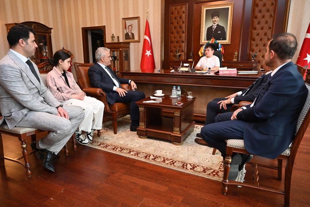 Vali Makas, makamını öğrencilere devretti