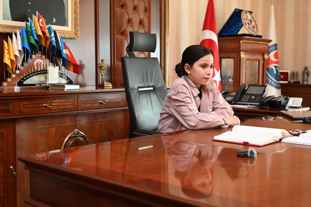 Vali Makas, makamını &ouml;ğrencilere devretti
